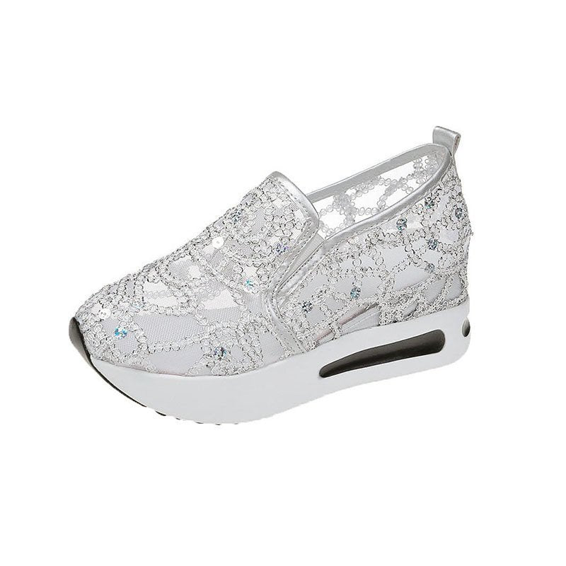 Damen Plateausneaker mit verstecktem Keil und Spitzenbesatz – Névara