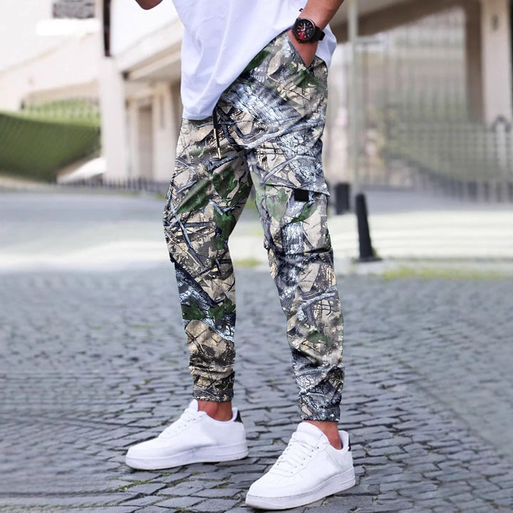 Herren Cargohose im angesagten Camouflage-Design mit elastischem Bund und praktischen Taschen Echoarchiv