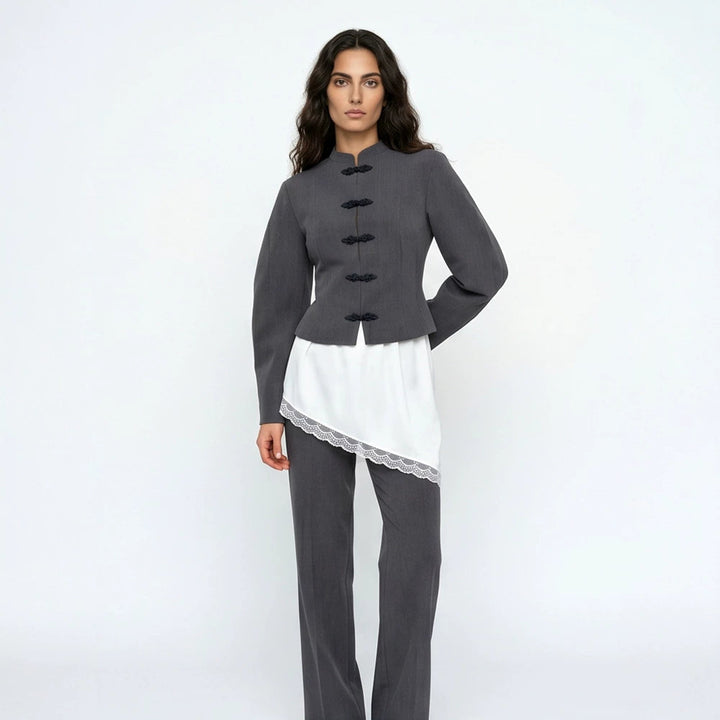 Damen Taillierter Cropped-Blazer mit Mandarin-Kragen und Zierknotenverschluss Echoarchiv