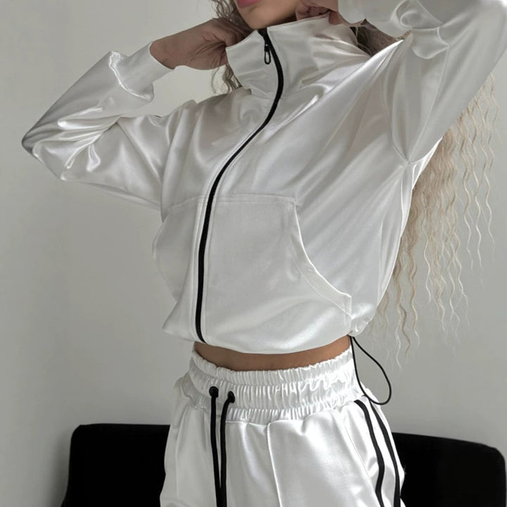 Damen glänzender Satin-Trainingsanzug mit Kontraststreifen, Reißverschlussjacke und Tunnelzughose – Élanora
