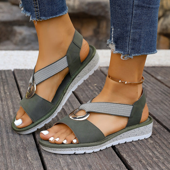 Damen Bequeme Keil‑Sandalen mit Zehensteg, elastischem Riemen und dekorativem Metallring – Sorelia