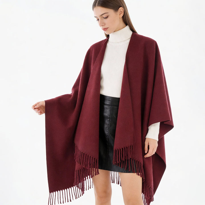 Damen Minimalistischer Wickel‑Capeponcho aus Wollmix mit V‑Ausschnitt und zartem Fransensaum – Avérine