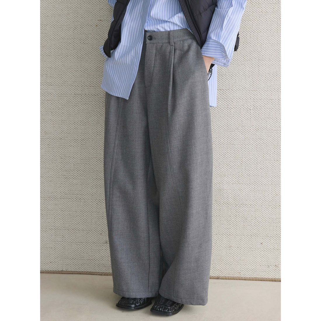 Damen Hochtaillierte Stoffhose mit weitem Palazzo‑Bein und Bundfalten Echoarchiv