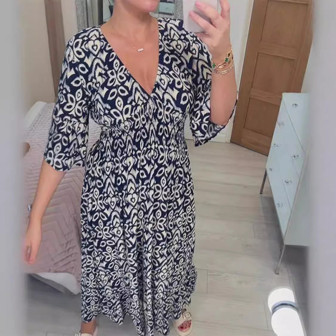 Damen Boho‑Maxikleid mit Smoktaillenband, Wickeloptik‑Dekolleté und Volantärmeln – Valéora