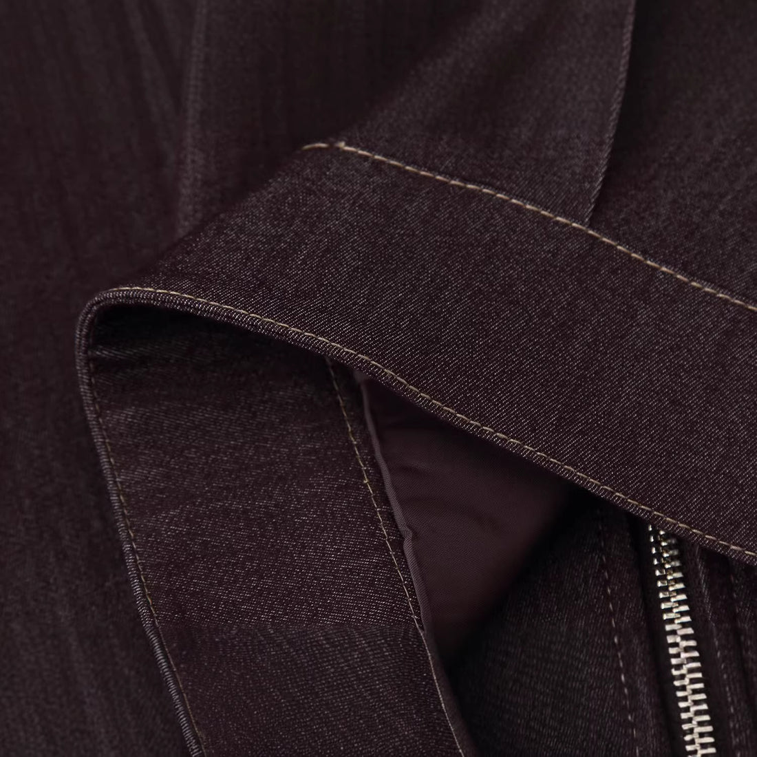 Damen Kurze Boxy-Jeansjacke mit durchgehendem Reißverschluss und aufgesetzten Klappentaschen Echoarchiv