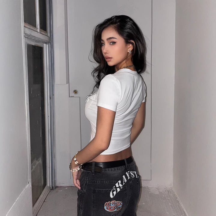 Damen Kurzarm Shirt mit dekorativem V-Ausschnitt und praktischem Taschen-Design Echo Archiv