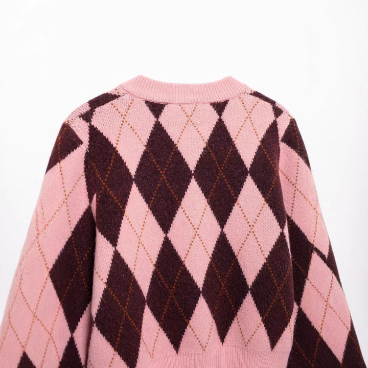 Damen Kurze Rauten‑Argyle‑Strickjacke mit Rundhals und stoffbezogenen Knöpfen Echoarchiv
