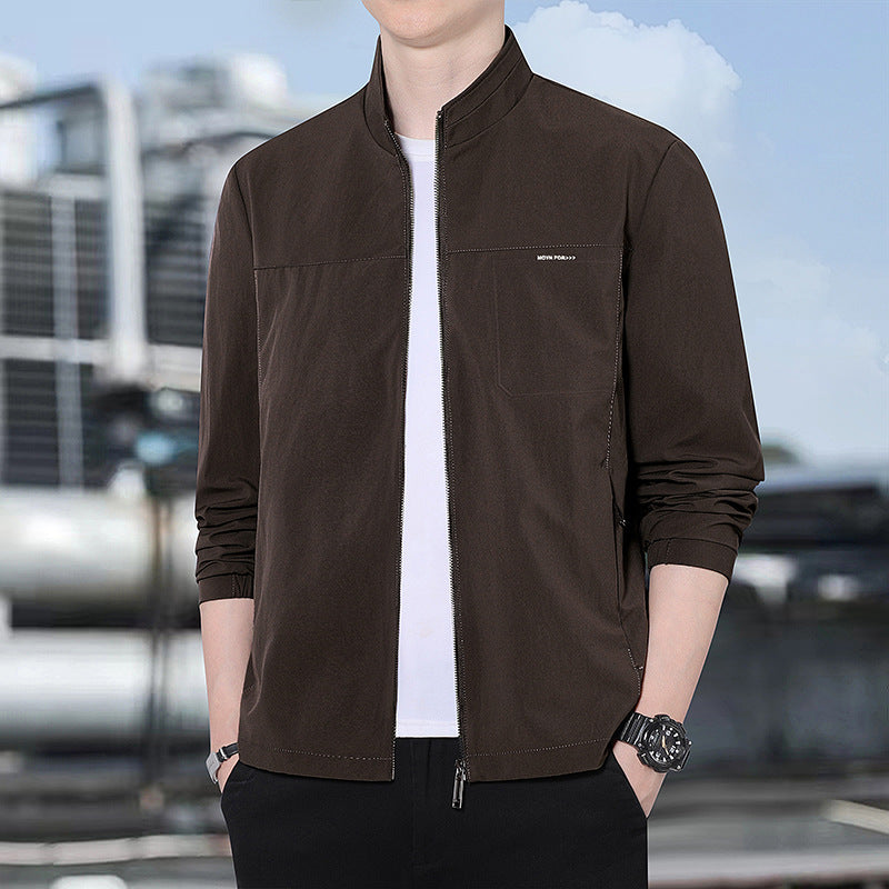 Herren Minimalistische Komfort-Trainingsjacke mit Stehkragen, windabweisendem Softshell-Material und verdeckten Reißverschlusstaschen Echoarchiv
