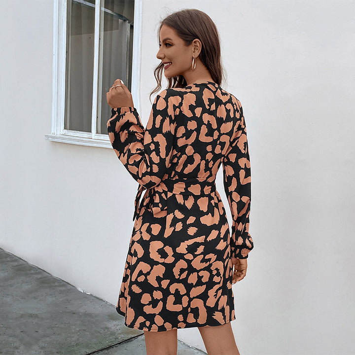 Damen Wickelkleid mit tailliertem Knoten, V-Ausschnitt, Ballonärmeln und Animal-Muster – Élara