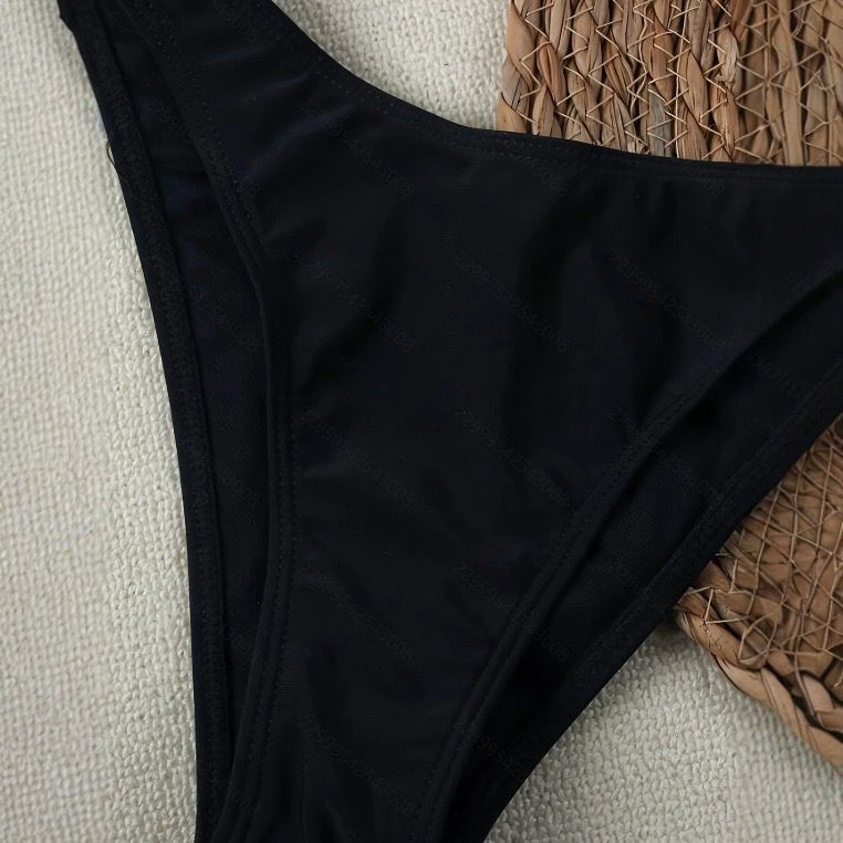 Damen Bikini-Set mit elegantem Knoten und goldener Akzentverzierung Echo Archiv
