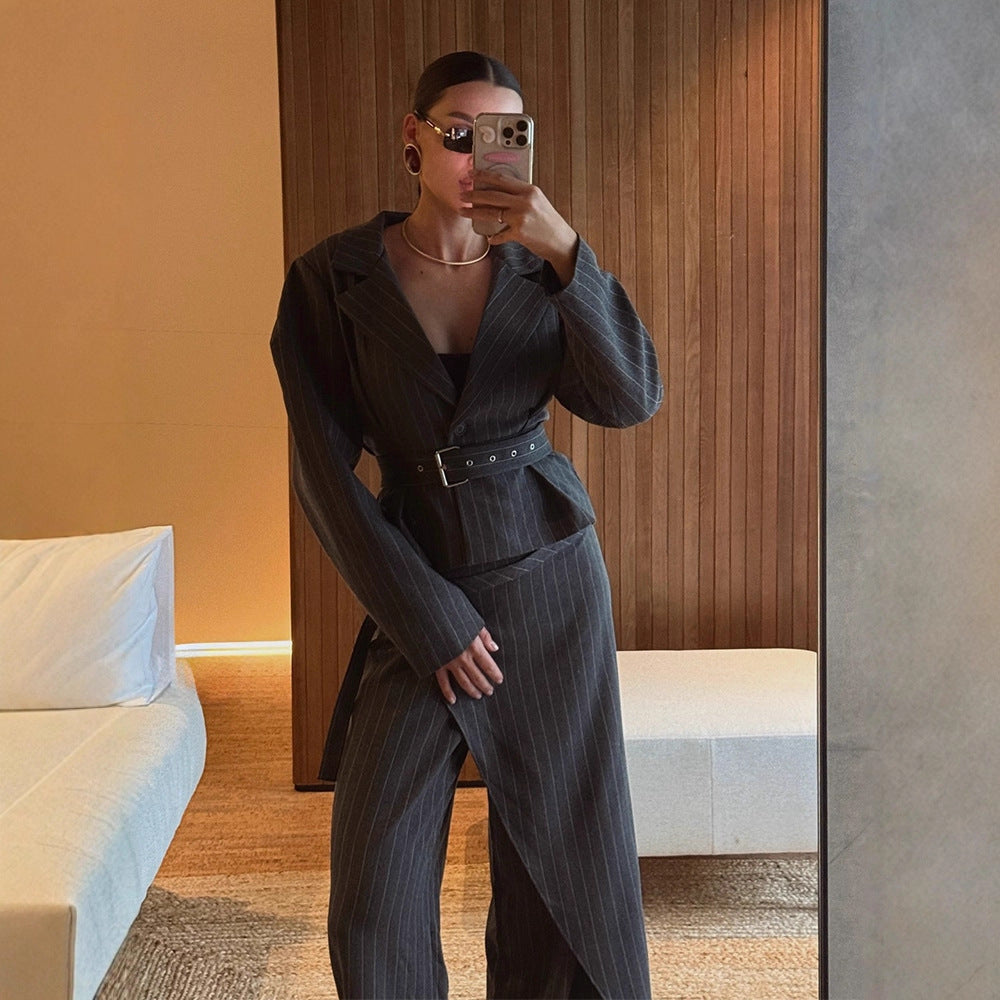 Damen Taillierter Nadelstreifen-Blazer mit schulterbetonten Ballonärmeln und Taillengürtel Echoarchiv