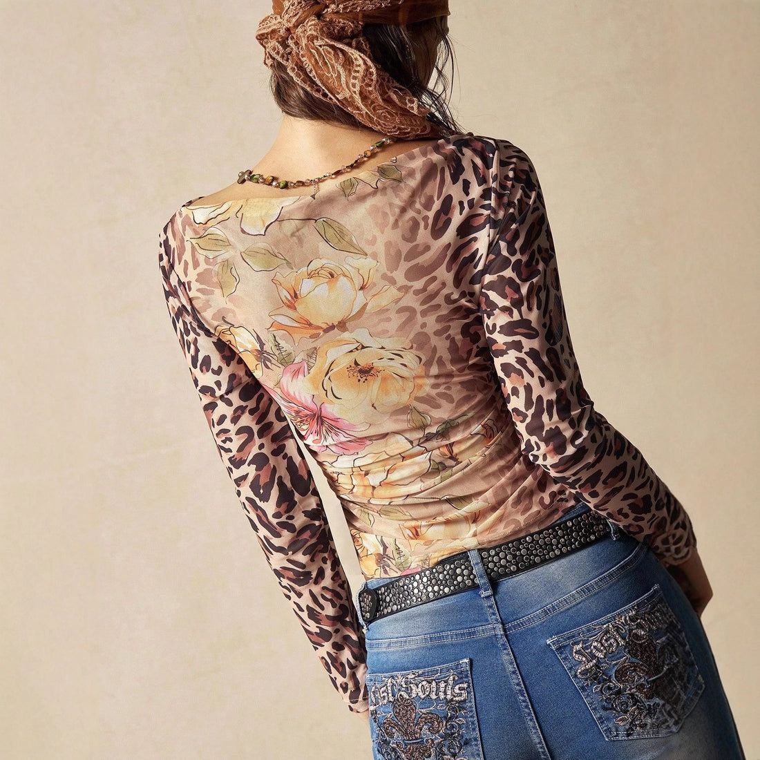 Damen figurbetontes Tüll-Longsleeve mit Animal- und Blumenprint, Carmen-Ausschnitt und seitlicher Raffung – Avérine