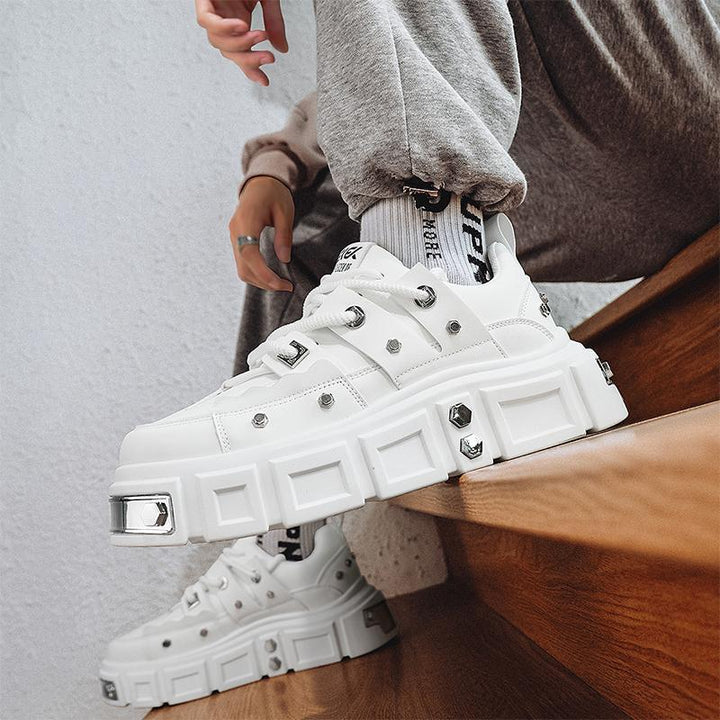 Damen Plateau-Sneaker mit dekorativen Metallnieten und strukturiertem Overlayer – Névara