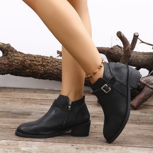 Damen Kurzschaft‑Ankle‑Boots mit seitlichem Reißverschluss, Zier­schnalle und geflochtener Keil‑Optik – Varelle