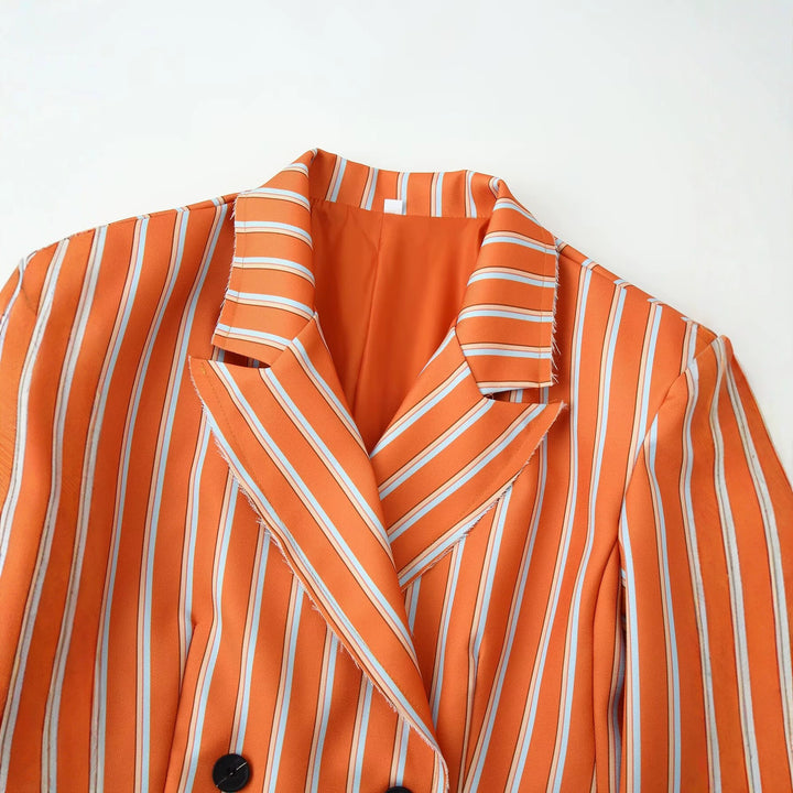 Damen Doppelreihiger Streifenblazer mit markantem Revers und Pattentaschen Echo Archiv