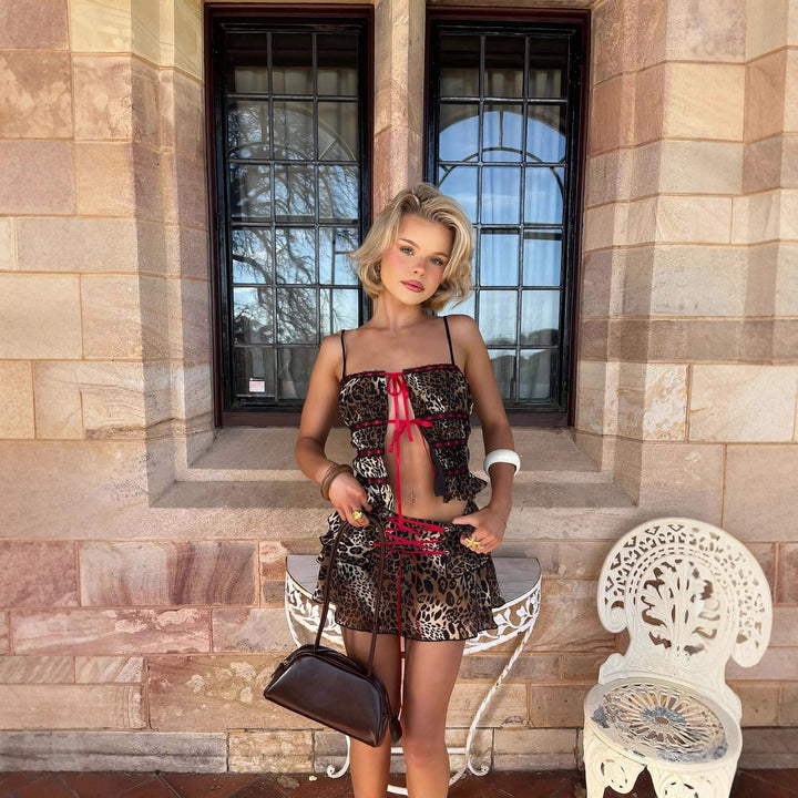 Damen Verspieltes Leo-Minikleid mit Rüschen und Schnürdetails Echo Archiv