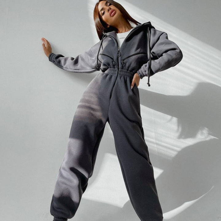 Damen taillierter Kapuzen-Jumpsuit mit elastischem Bund und markanten Kontrast-Reißverschlüssen – Solévia
