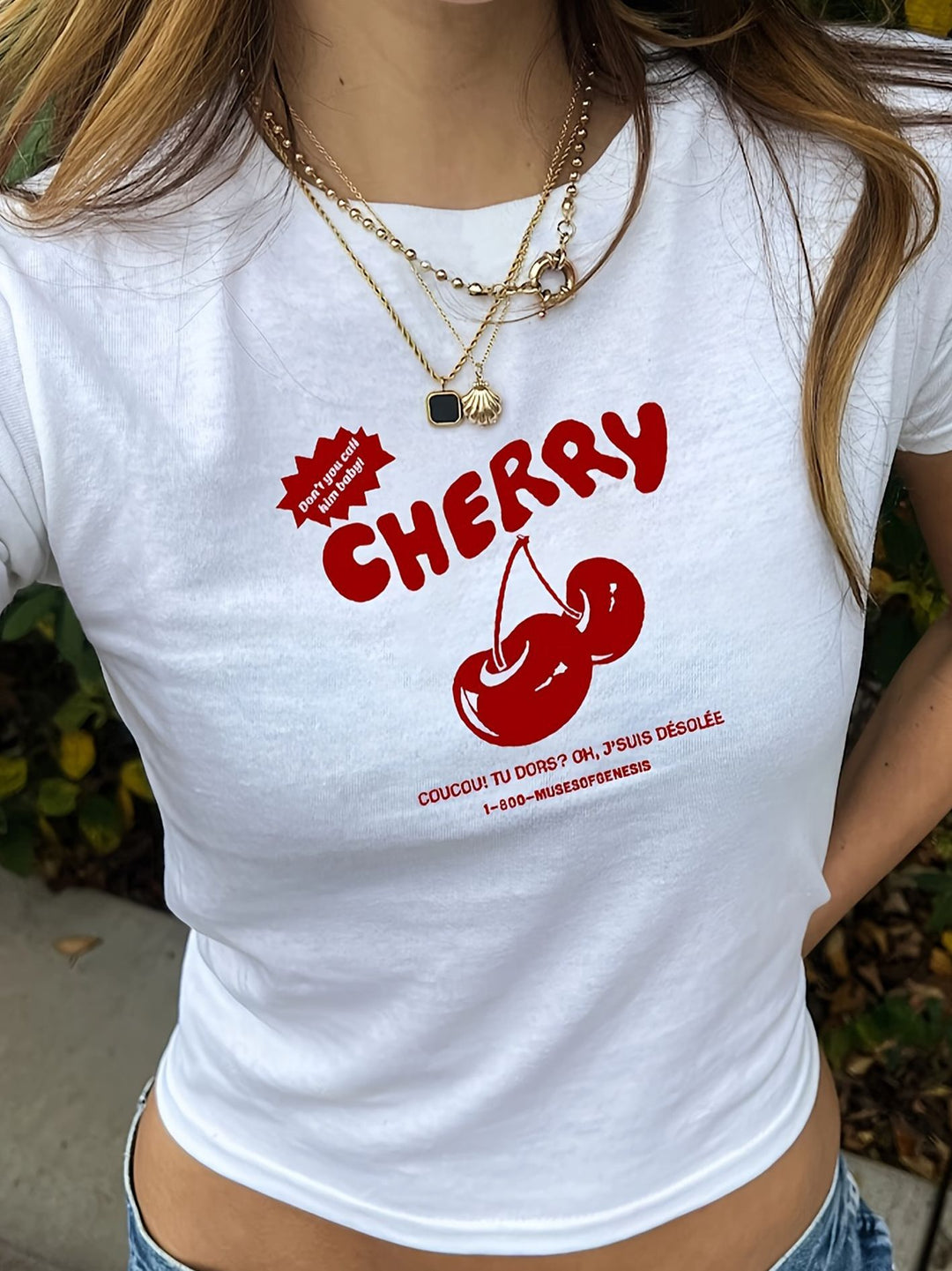 Damen T-Shirt mit künstlerischem Statement-Print und figurbetontem Schnitt Echo Archiv