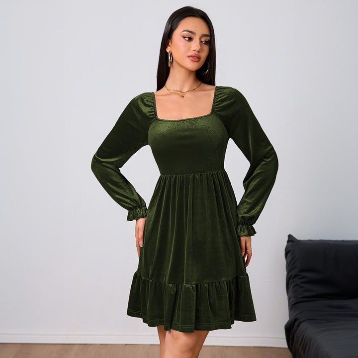 Damen Samtkleid mit quadratischem Ausschnitt, gerafften Puffärmeln und stufigem Tellerrock – Élara