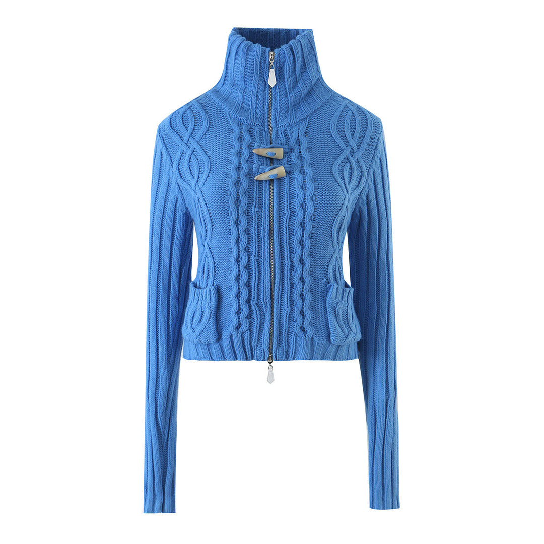 Damen Kurze Strickjacke mit Stehkragen, Zopfmuster, Holzknopf‑Toggles und Taschen Echoarchiv