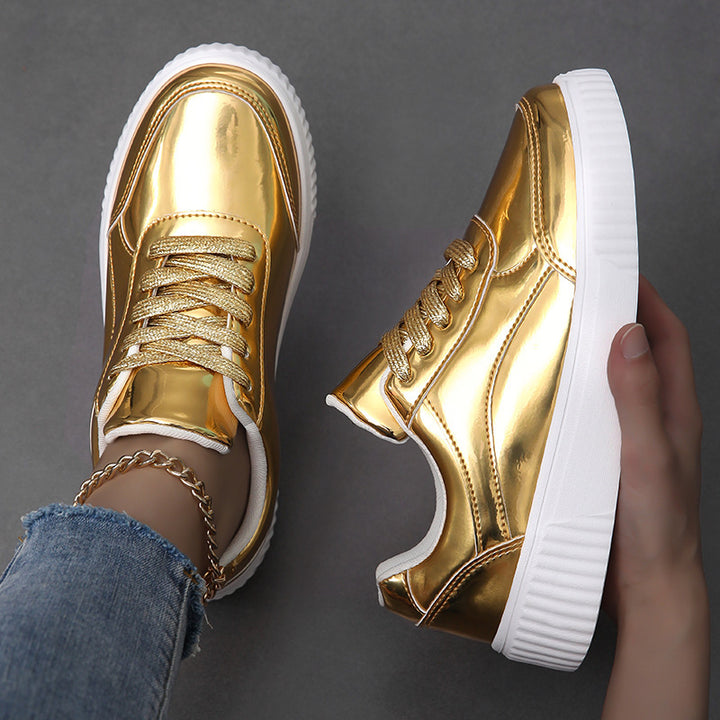 Damen nan niedrig geschnittener Sneaker mit spiegelnder Lackoberfläche, gepolstertem Schaft und erhöhter Laufsohle mit Rillenprofil Echo Archiv