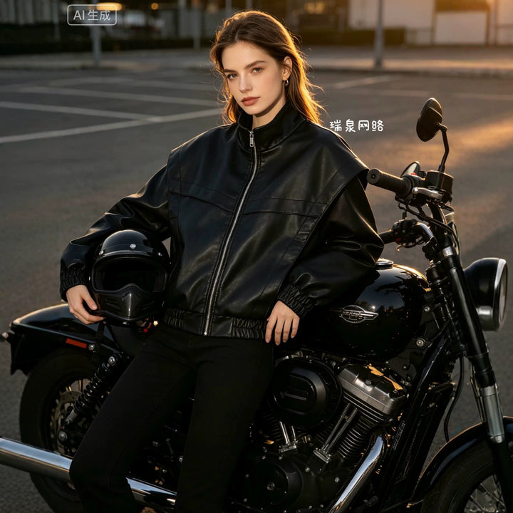 Damen Cropped Jacke im futuristischen Biker-Look aus veganer Lederoptik mit hohem Stehkragen und elastischem Saum Echoarchiv