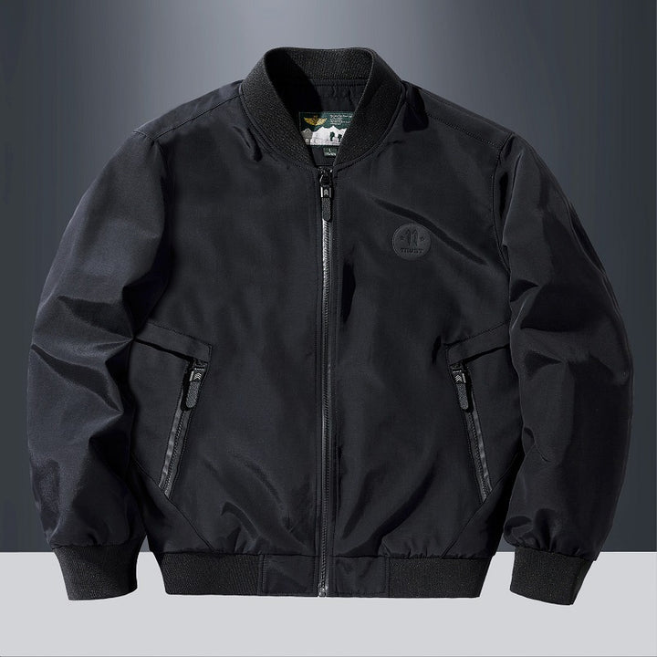 Leichte, militärisch inspirierte Herren-Bomberjacke von  mit schrägen Reißverschluss-Handtaschen und gerippten Abschlüssen Echo Archiv