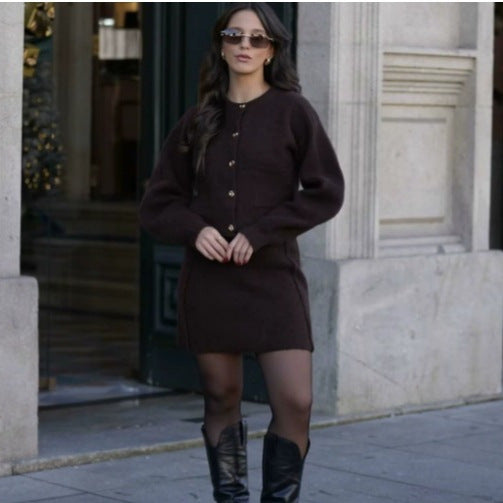 Damen 60+ Cropped Strickcardigan mit Rundhals, aufgesetzten Taschen und Zierknöpfen Echo Archiv
