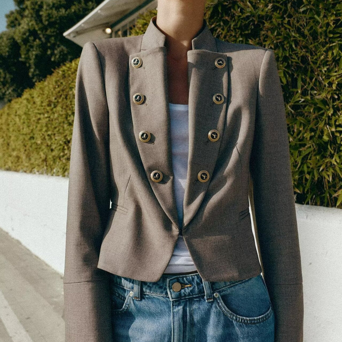 Damen Taillierter Cropped-Blazer mit Stehkragen und dekorativer Zierknopfleiste Echoarchiv