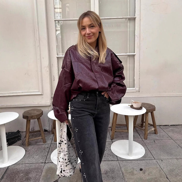 Damen Kurzblouson in glänzender Lackoptik mit Boxy‑Silhouette und überschnittenen Schultern Echoarchiv