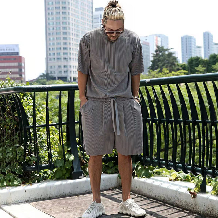 Herren lässiges Freizeitoutfit mit hohem Kragen und lockerer Shorts Echoarchiv