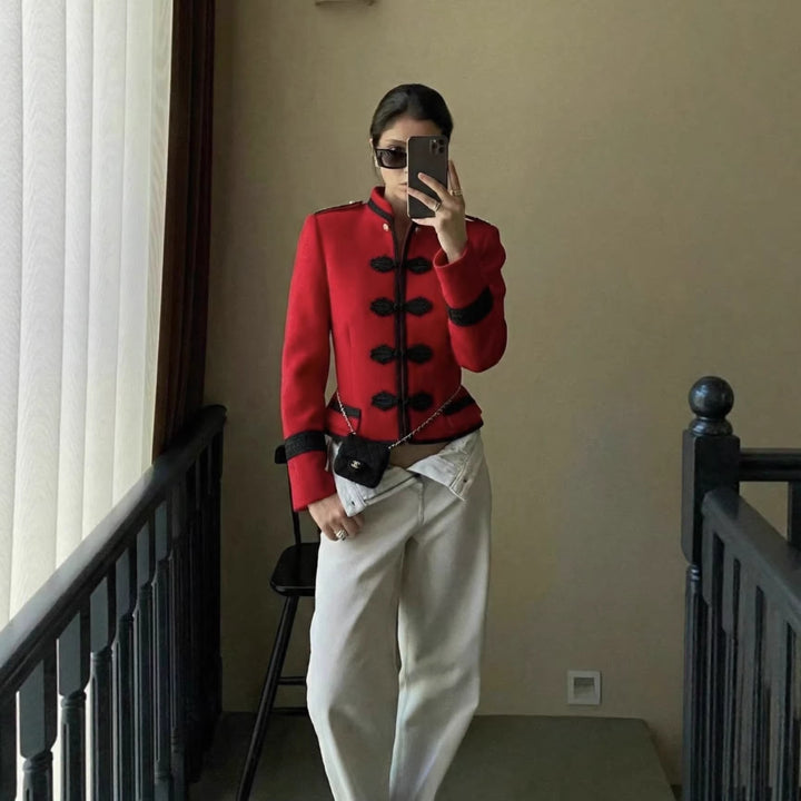Damen 300+ taillierte Cropped‑Militärblazerjacke mit Stehkragen, Schulterpatten und dekorativen Froschverschlüssen Echo Archiv