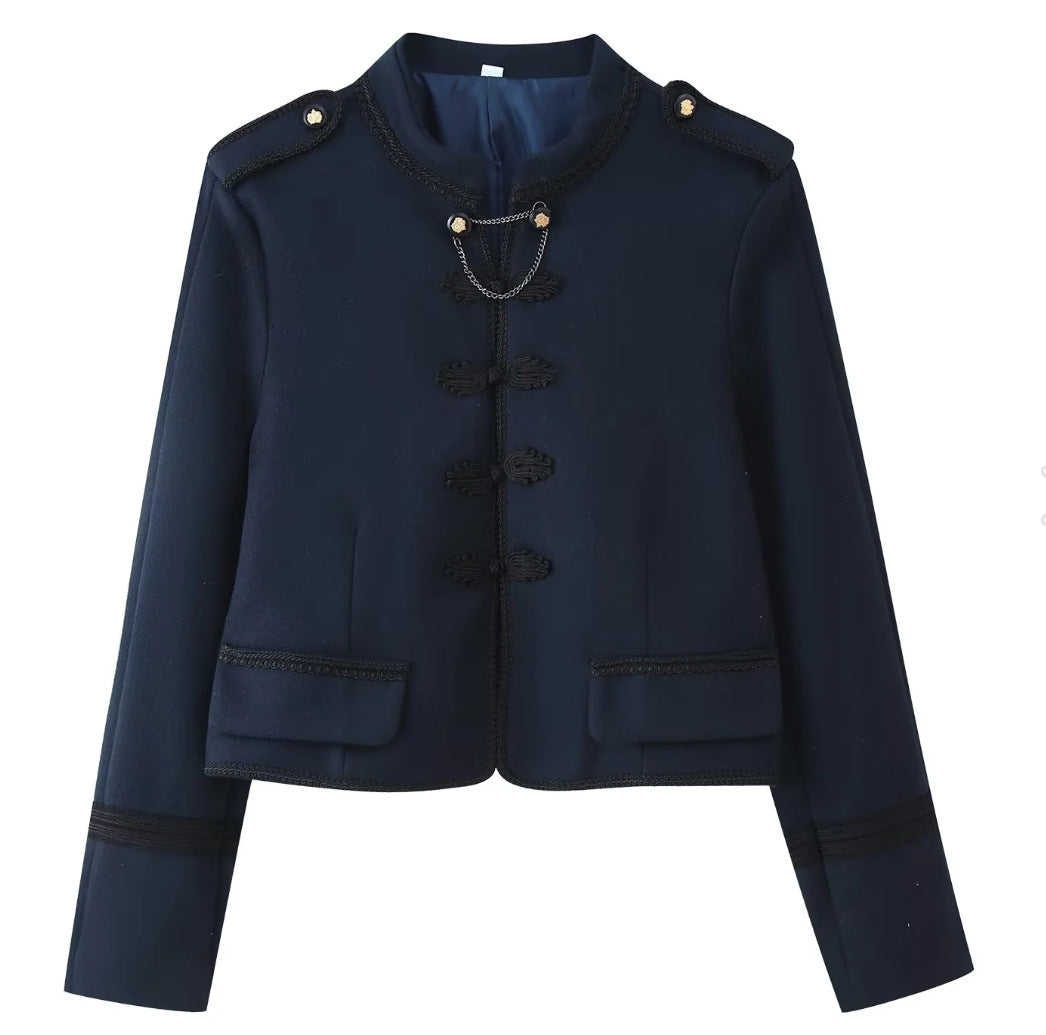 Damen 300+ taillierte Cropped‑Militärblazerjacke mit Stehkragen, Schulterpatten und dekorativen Froschverschlüssen Echo Archiv