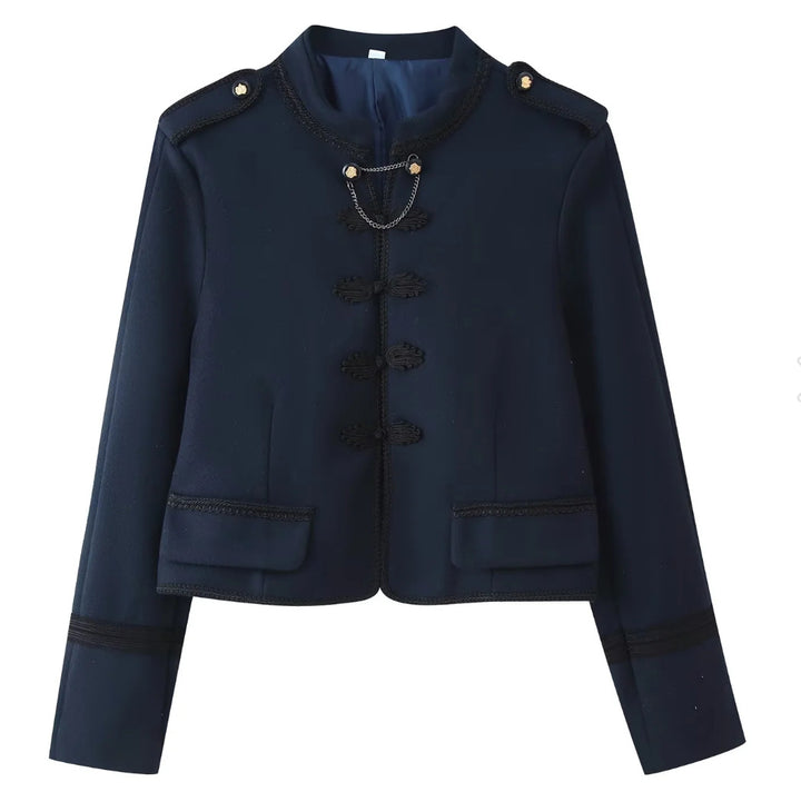 Damen 300+ taillierte Cropped‑Militärblazerjacke mit Stehkragen, Schulterpatten und dekorativen Froschverschlüssen Echo Archiv