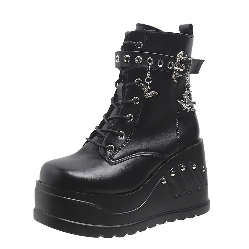 Damen nan Gothic Plateau-Stiefelette mit Schnürung, Ösenriemen und Anhänger-Details Echo Archiv