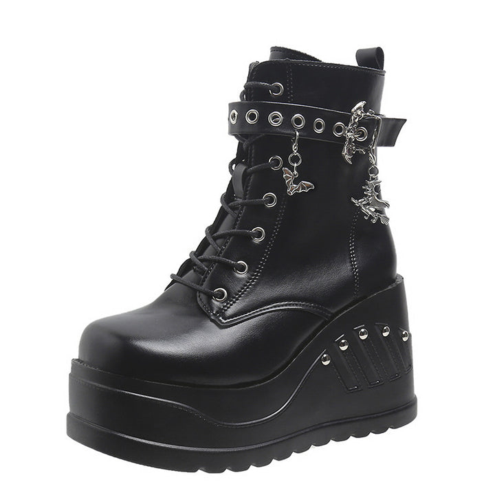 Damen nan Gothic Plateau-Stiefelette mit Schnürung, Ösenriemen und Anhänger-Details Echo Archiv