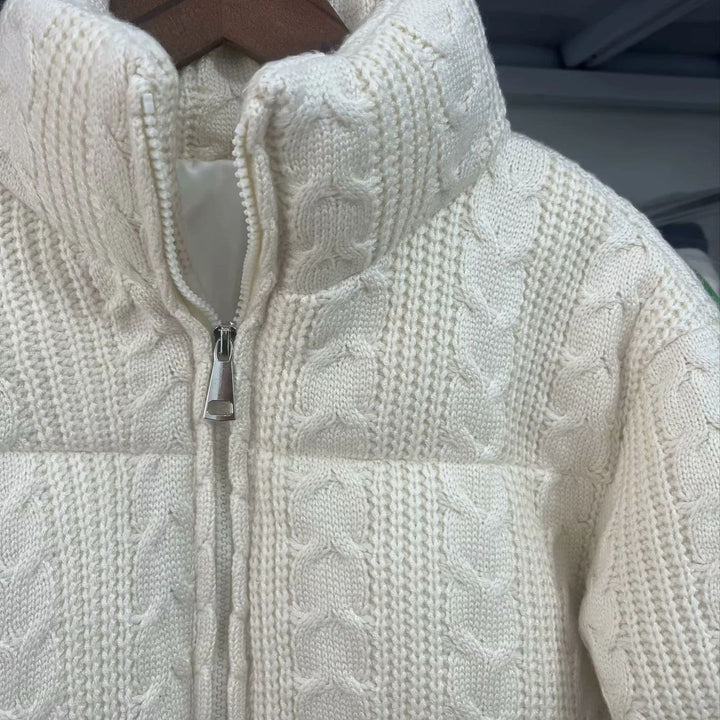 Damen gesteppte Strick‑Steppjacke mit Zopfstrick‑Optik, wattierter Thermofüllung und hohem Stehkragen – Célinea