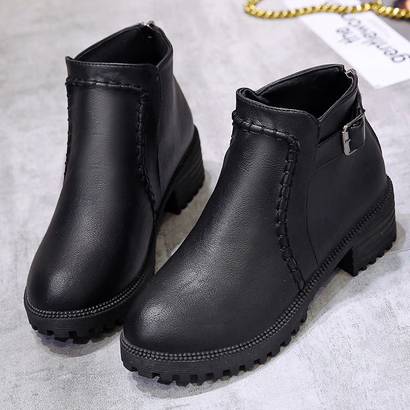 Damen Kurzschaft-Ankleboots mit Ziernaht, robuster Lug‑Sohle und verstellbarem Schnallenriemen – Varelle