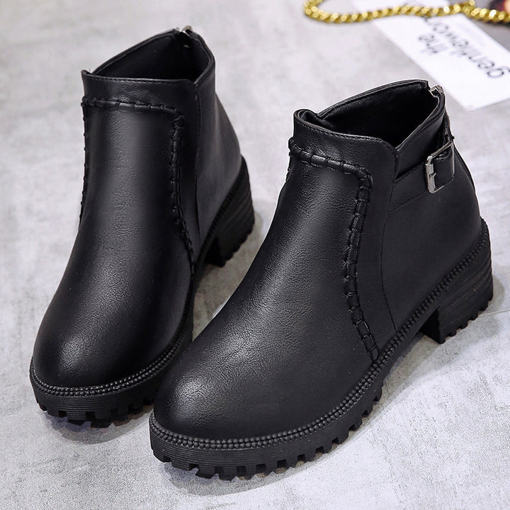 Damen Kurzschaft-Ankleboots mit Ziernaht, robuster Lug‑Sohle und verstellbarem Schnallenriemen – Varelle