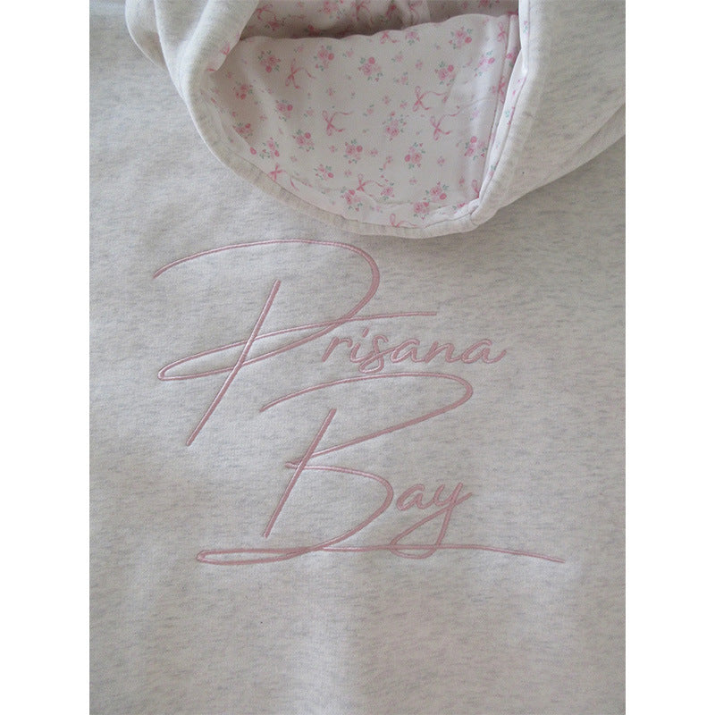 Damen Oversize Hoodie Sweatshirt mit zartem Stickdesign auf der Vorderseite und gesticktem Schriftzug auf der Rückseite – Auréline