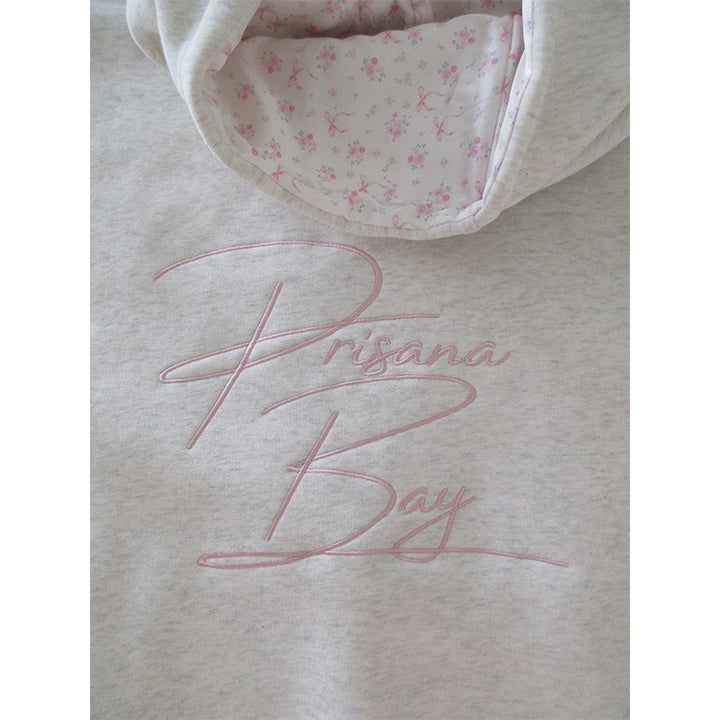 Damen Oversize Hoodie Sweatshirt mit zartem Stickdesign auf der Vorderseite und gesticktem Schriftzug auf der Rückseite – Auréline