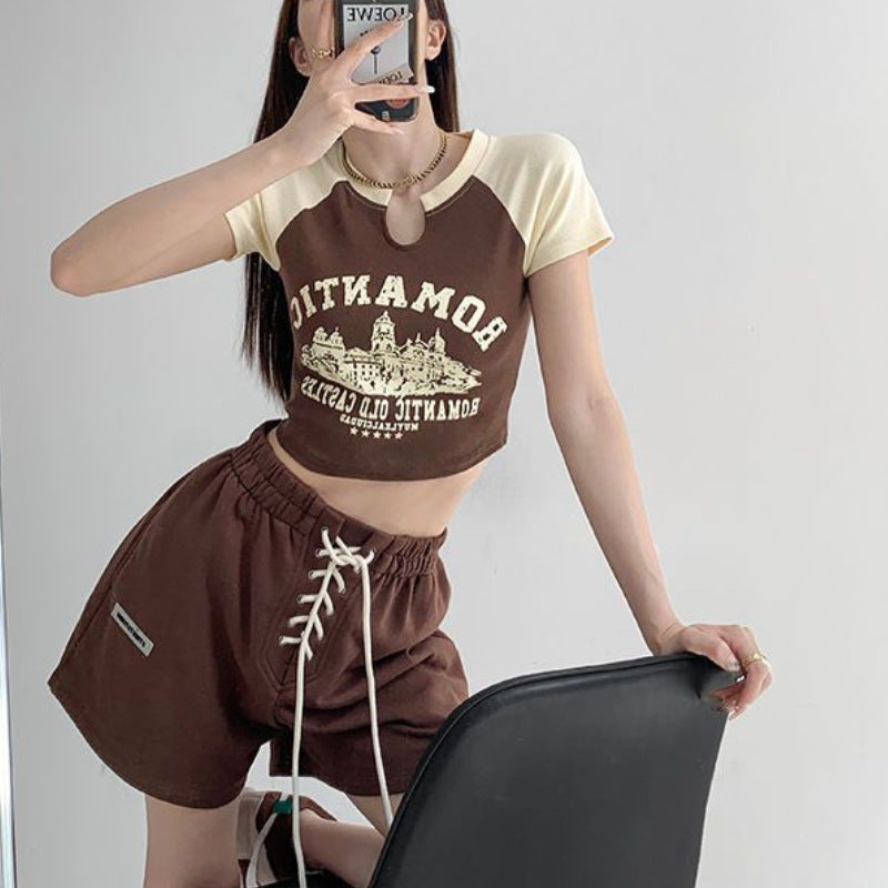 Damen cropped T-Shirt mit einzigartigem Ausschnitt und fröhlichem Grafikdesign Echo Archiv
