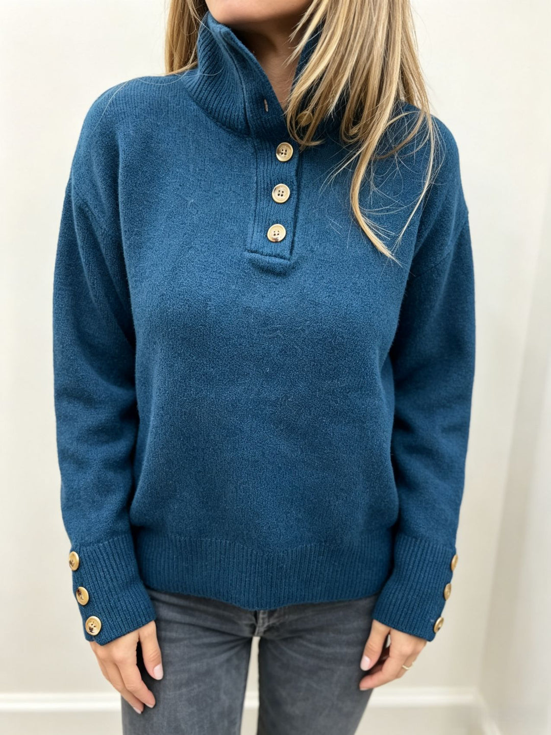 Damen Strickpullover mit hohem Knopfkragen, dekorativer Frontleiste und Zierknöpfen – Mavelle