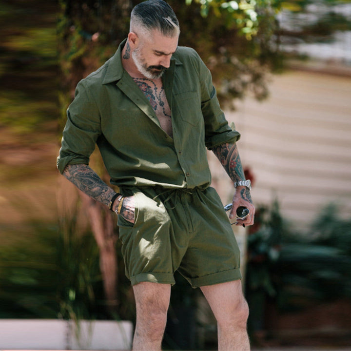 Herren luftiges Freizeit-Set mit Kurzarmhemd und lässigen Shorts Echoarchiv