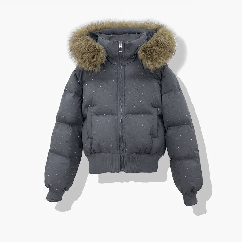 Damen kurzer gesteppter Pufferblouson mit feinem Strassbesatz, abnehmbarer Webpelzkapuze und elastischem Saum – Avérine