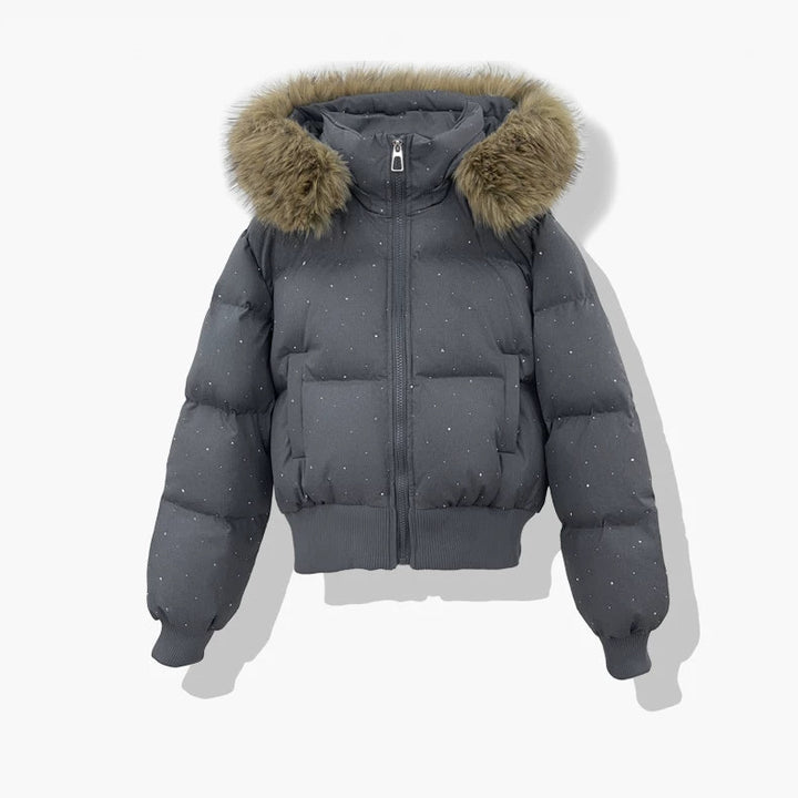 Damen kurzer gesteppter Pufferblouson mit feinem Strassbesatz, abnehmbarer Webpelzkapuze und elastischem Saum – Avérine