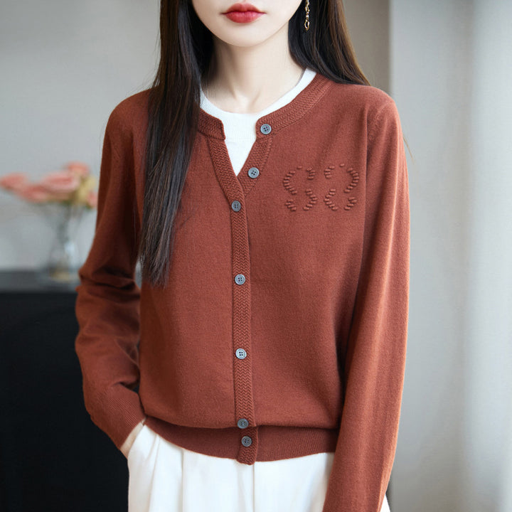 Damen Kurzer Feinstrick-Cardigan mit V‑Schlitzkragen, Rippenblende und dezentem Struktur‑Logo Echoarchiv