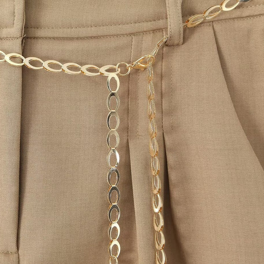 Damen elegante Shorts mit dekorativer Kette und feinen Falten Echo Archiv
