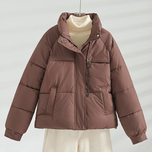Damen kurze wattierte Boxy-Jacke mit hohem Stehkragen, Kordelbrustzug und schrägen Pattentaschen – Célinea