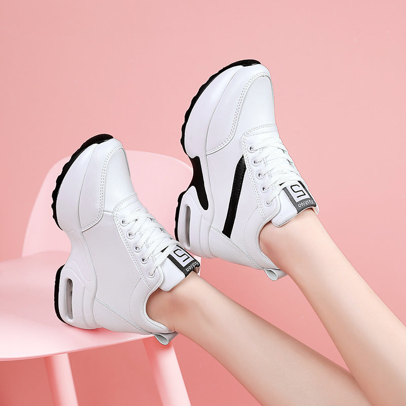 Damen nan urbaner Plateausneaker mit luftgeformter Zwischensohle und geschwungener Seitenapplikation Echo Archiv